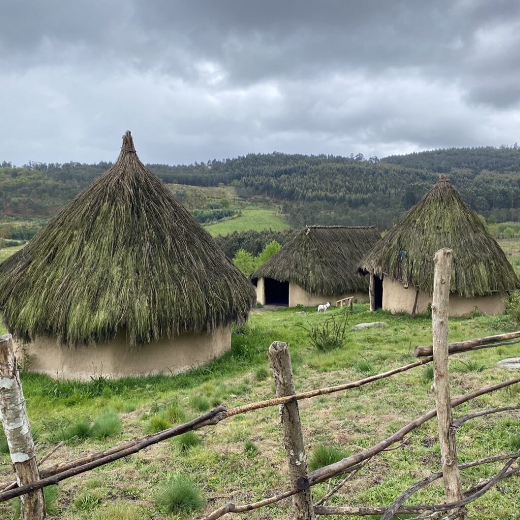 Cabañas Prehistóricas de Salcedo Guíate Galicia